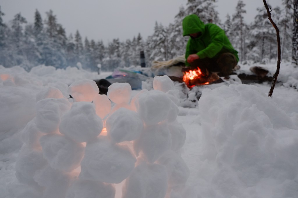 Vi etablerer oss på vestsiden av Igletjernet og får fyr på bålet