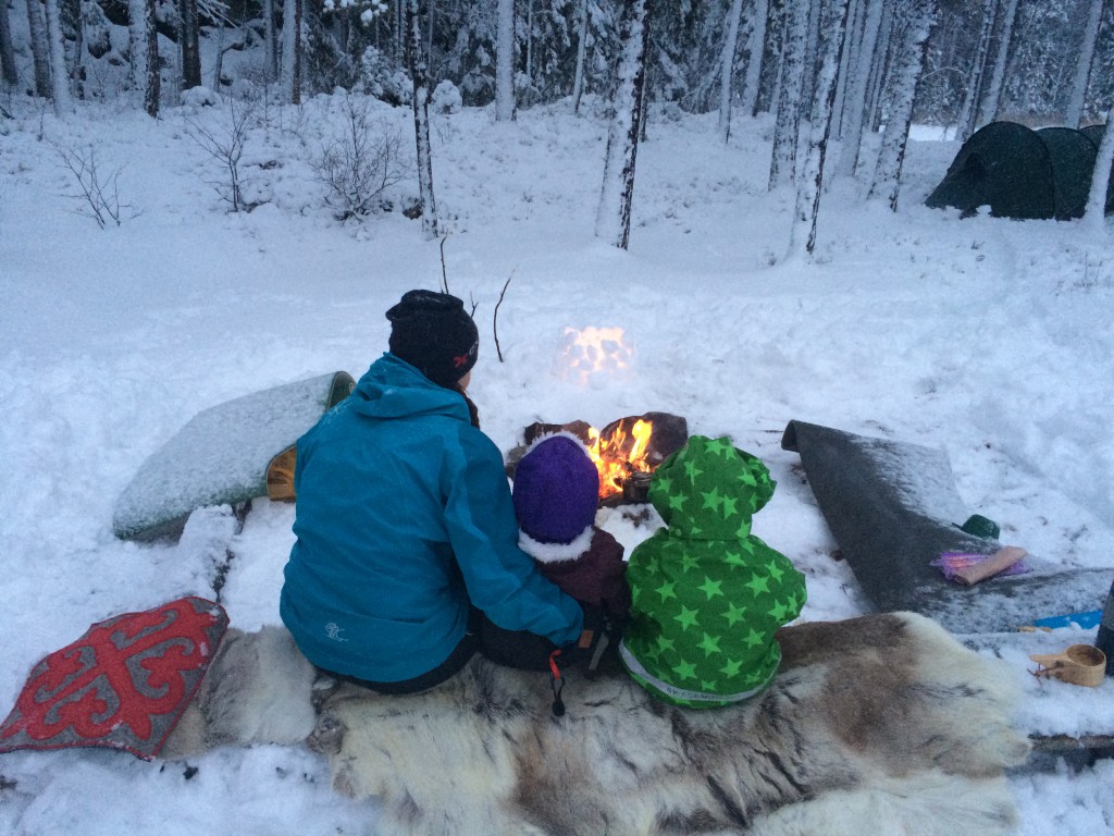 Roen senker seg mens vi sitter rundt bålet