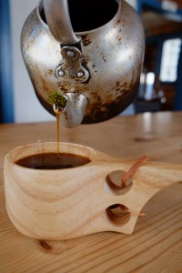 Kaffen varmes over ovnen og siles gjennom friske nåler fra furu eller einebusk. 