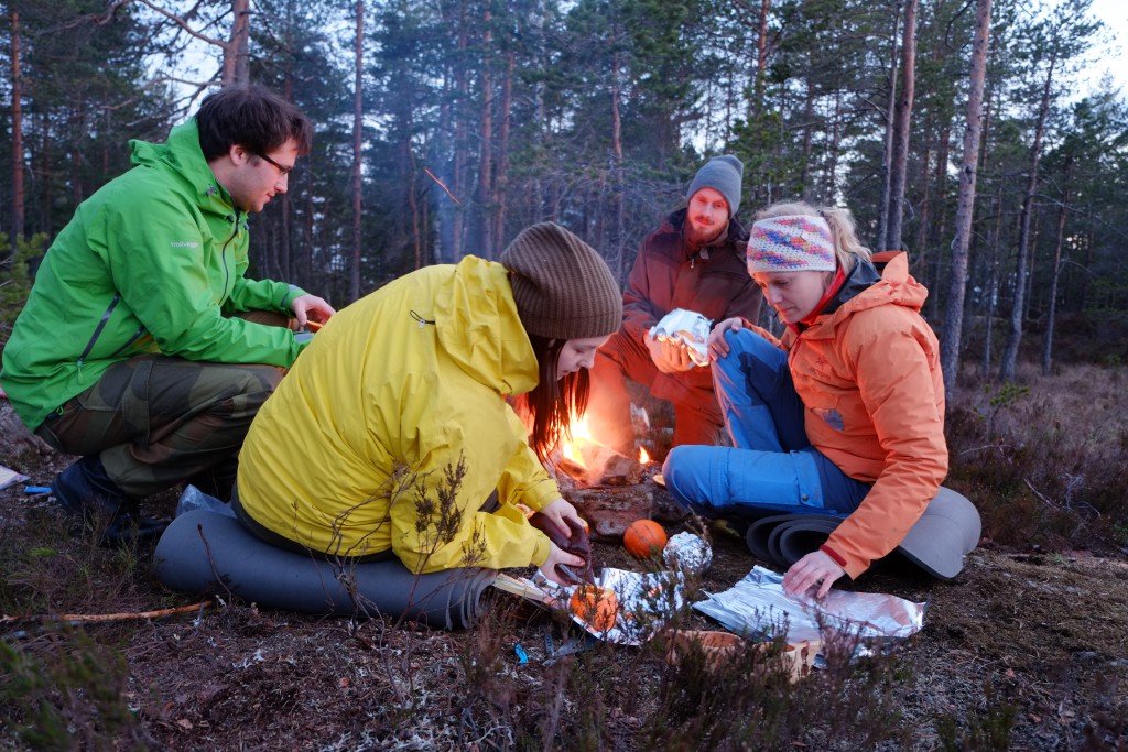 Rundt bålet fyller vi appelsiner med sjokolade og prater til utover kvelden