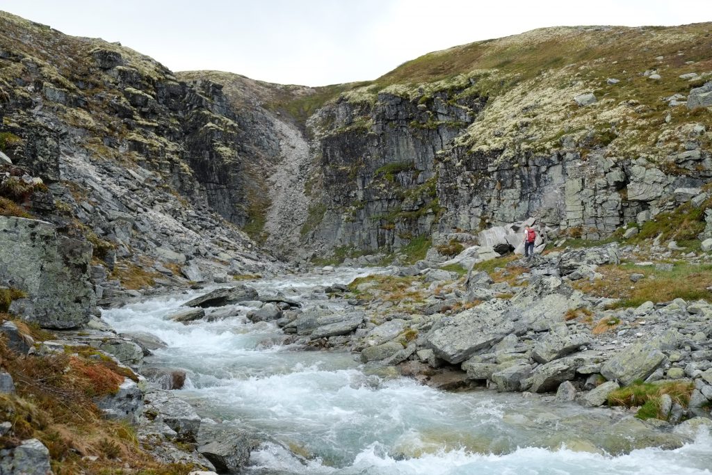 Bratte dalsider og brusende fosser