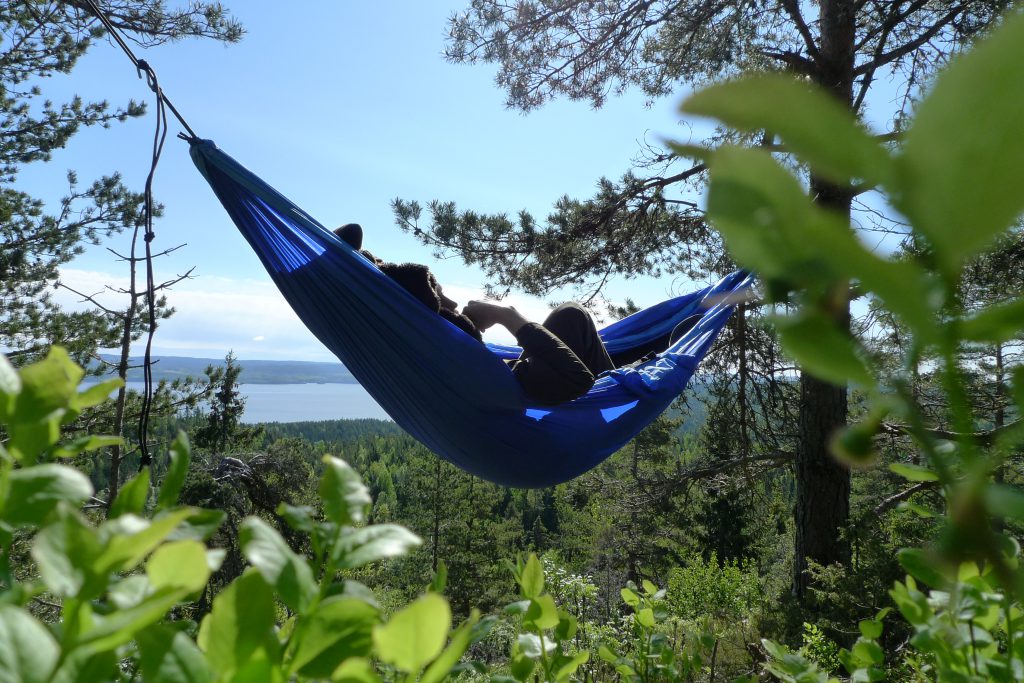 Hengekøyene festes på kanten av åsen