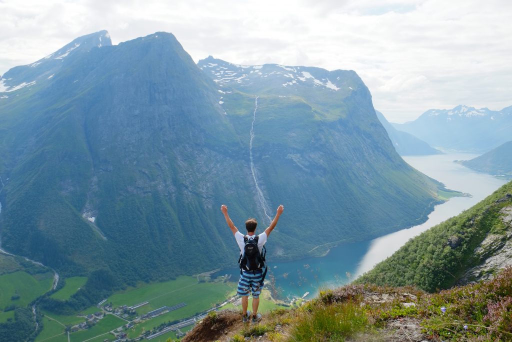 Utsikt over fjell og fjord på ryggen opp mot Slogen