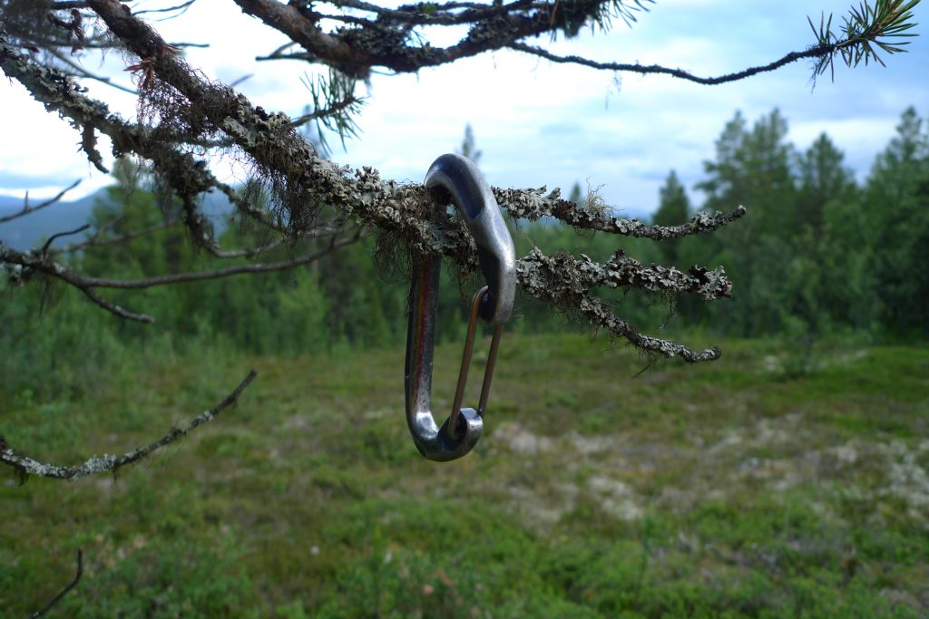 Fest en karabinkrok på sekken, da har du alltid et sted å henge fra deg noe.