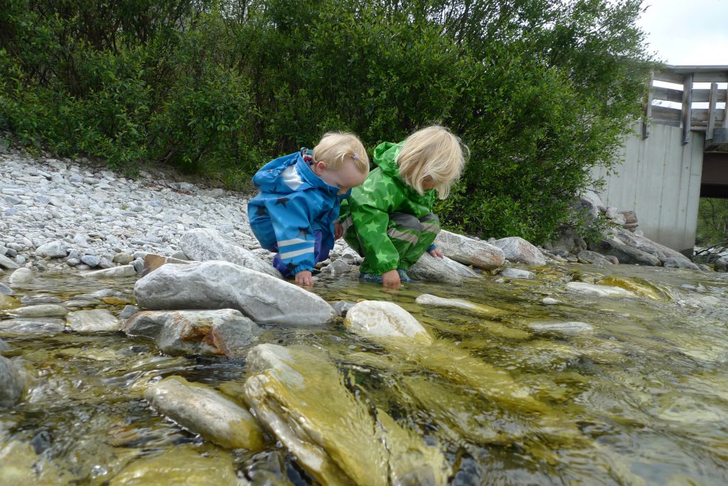 Vi tar en pause i syklingen ved elven i Langglupdalen.