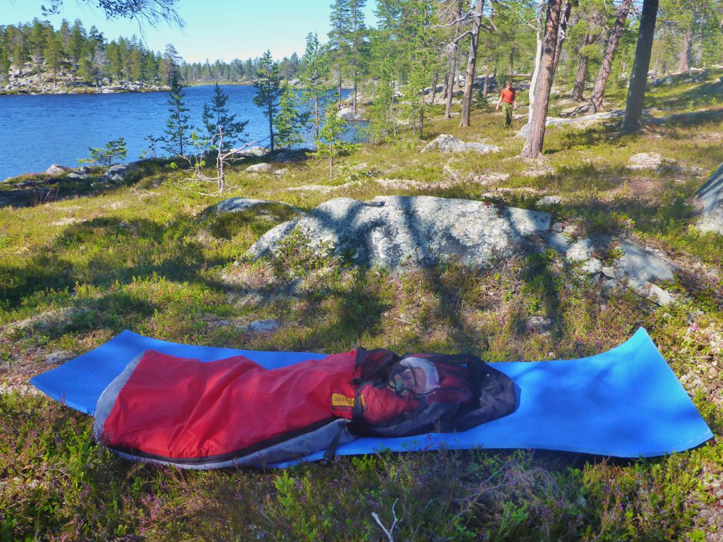 Det blir ofte varmt når solen står på teltet på dagtid. Da er det godt å kunne sove ute.