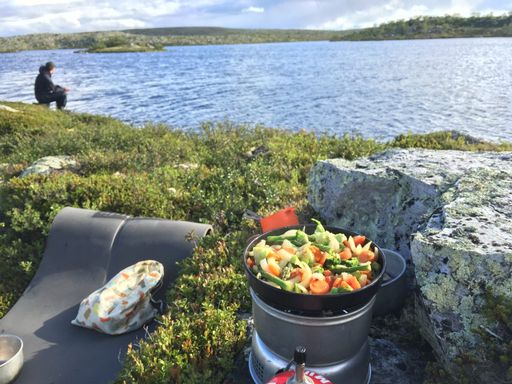 Det gir en helt egen frihetsfølelse å tilberede måltidet i naturen